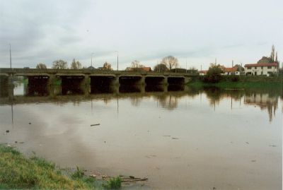 1998 11 elbehochwasser blick strassenbahnbruecke