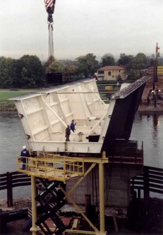 Montage der ersten Brückenteile im November 2001