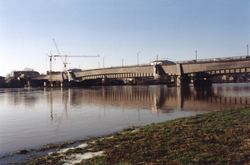 Mittelteil der neuen Flügelwegbrücke montiert