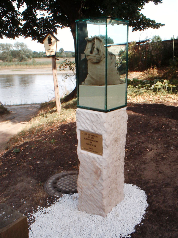 Eine Gedenksäule erinnert seit August 2003 an das Hochwasser 2002 (Foto: F. Philipp)