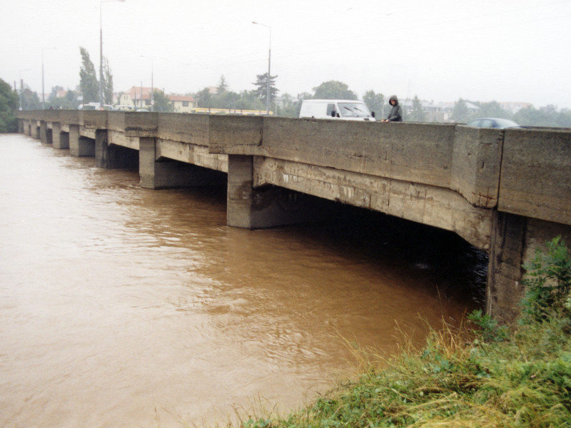 Hochwasser an der Brücke der Sternstraße (15.08.2002, Foto: F. Philipp)