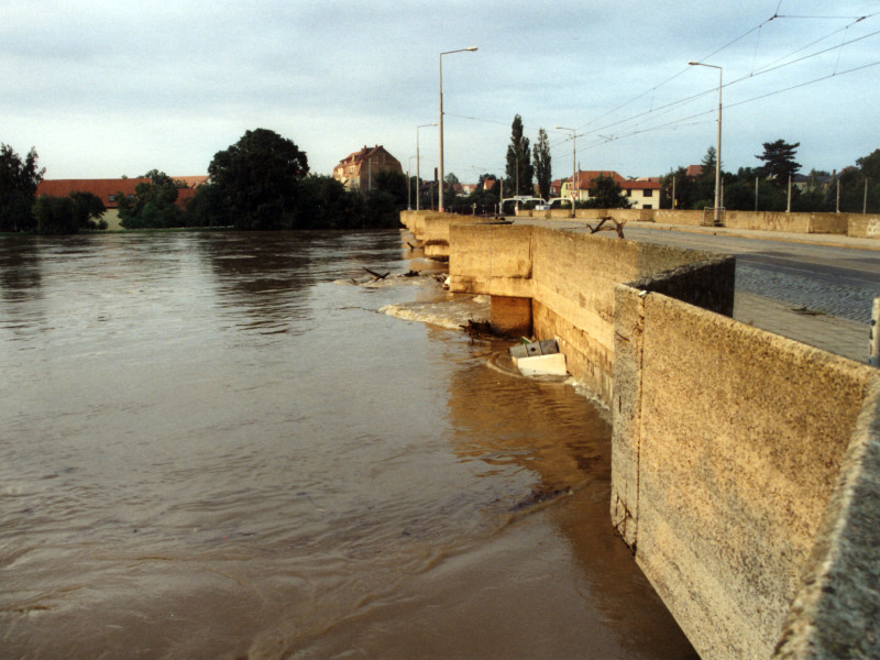 Flutrinnenbrücke - Pegel ca. 8,50 Meter (16.08.2002, Foto: F. Philipp)