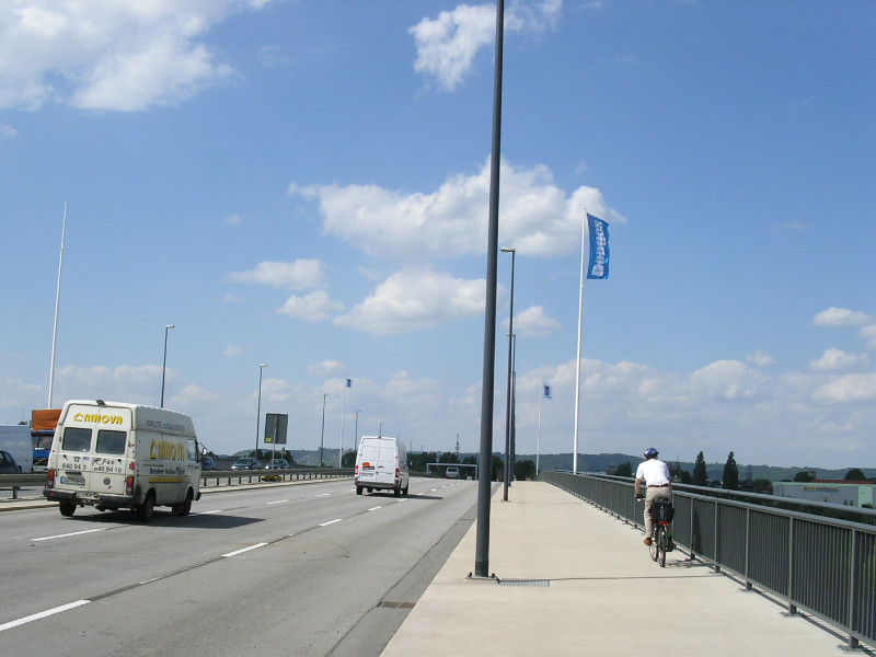 2004 - Fertiggestellte Flügelwegbrücke