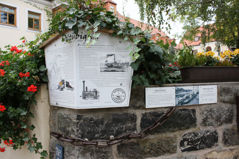 Seit Ende 2001 informiert eine Tafel am Grundstück Nr. 6 über die Geschichte Altübigaus (Foto: F. Philipp)