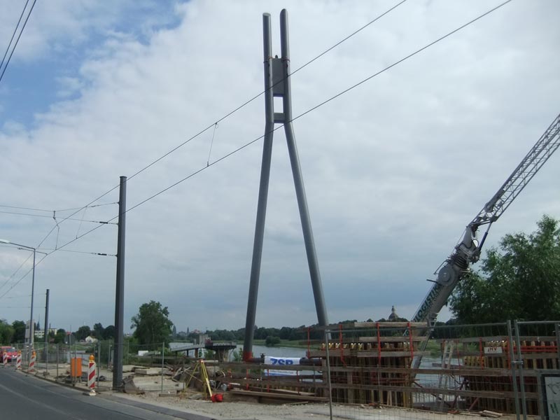 23.06.2010 - Die 33,5m hohe und 50t schwere Pylone wurde montiert