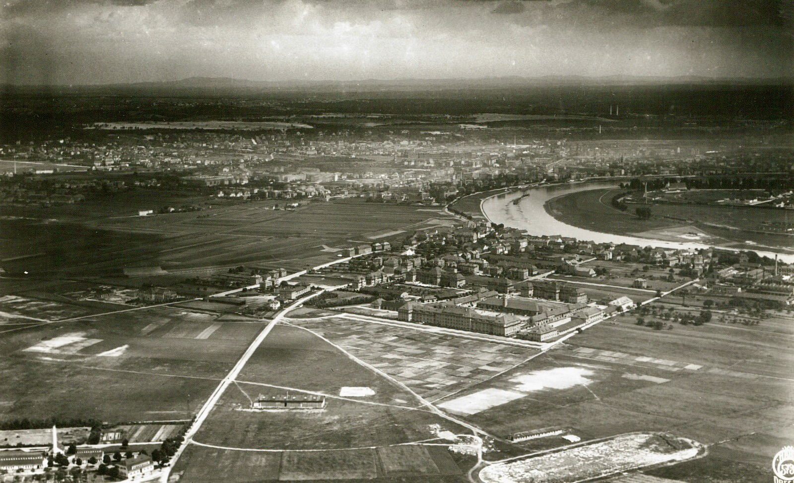 Kaserne und Flugplatz Übigau Juni 1923 (Foto: SLUB / Deutsche Fotothek / Walter Hahn ) Kaserne und Flugplatz Übigau Juni 1923 (Foto: SLUB / Deutsche Fotothek / Walter Hahn )