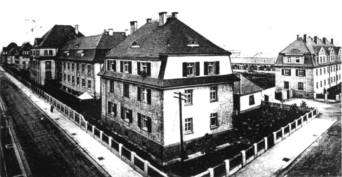 Im Vordergrund und rechts Beamtenwohnungen, links dahinter die Unterkünfte der 2. Kompanie, danach Stabsgebäude