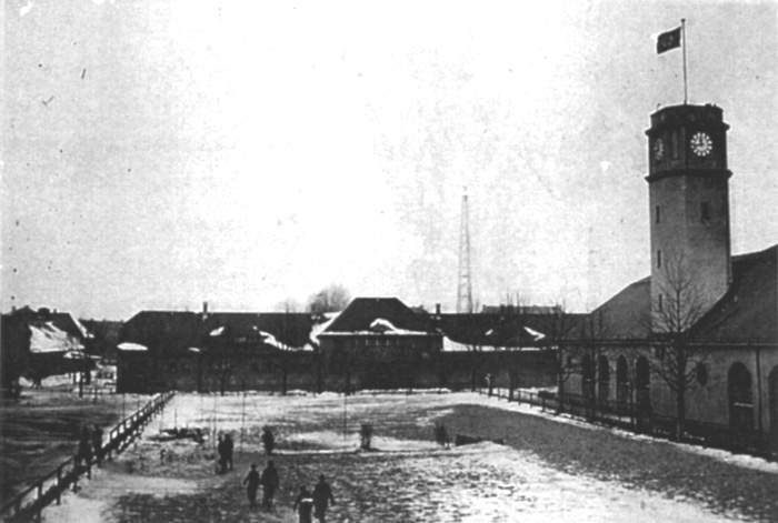 Die offene Reitbahn zum Tag der Wehrmacht im Winter 1937-1938, dahinter die ehm. Stallungen der 2. Kompanie