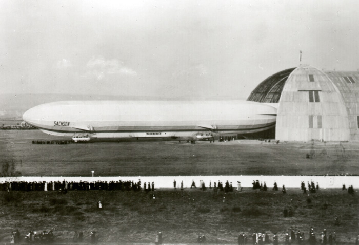 Zeppelin-Luftschiff Sachsen vor Luftschiffhalle