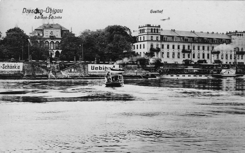 Links das Schloss Übigau, rechts die frühere Pionierkaserne (AK von 1913)