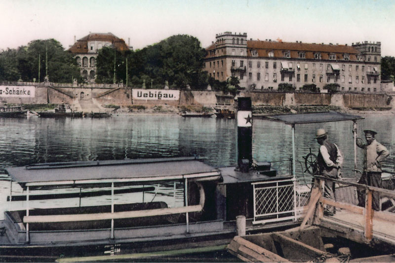 Links das Schloss, rechts die Pionierkaserne (Postkarte 1906)